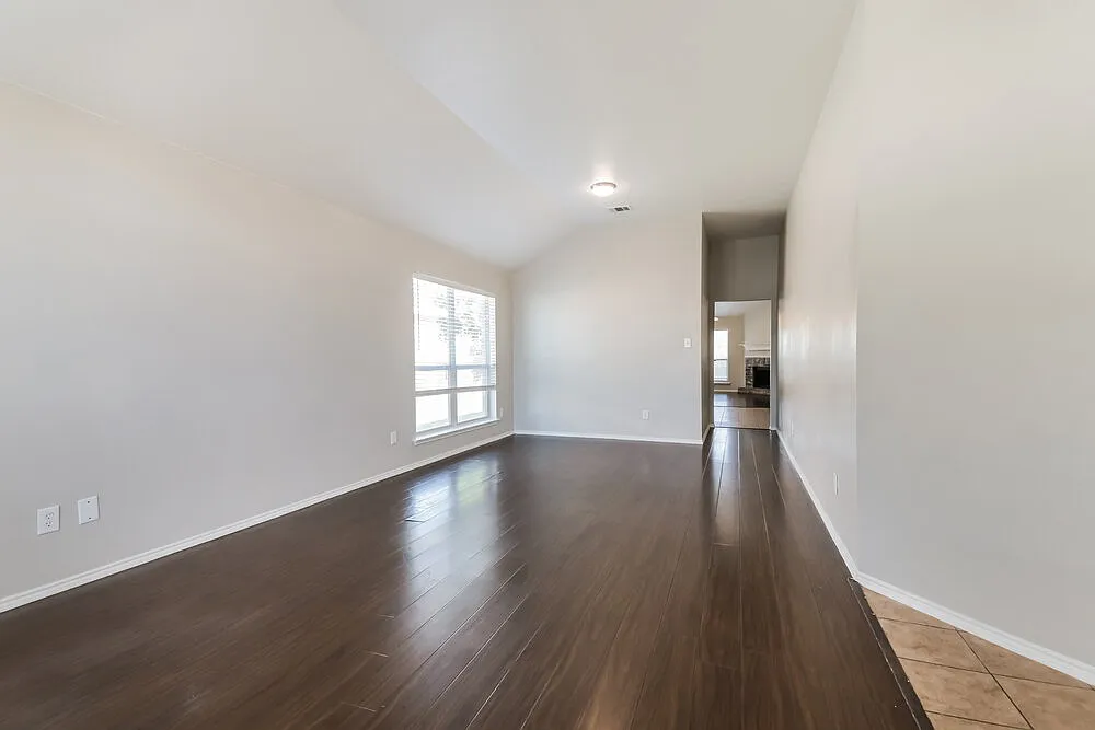 4 bed, 2.0 bath, 1868 sqft, $2,075 — Photo 3