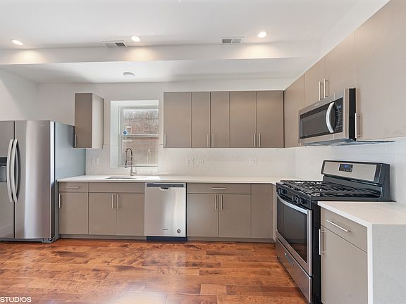 3rd image of 2510 S Sacramento Ave #1