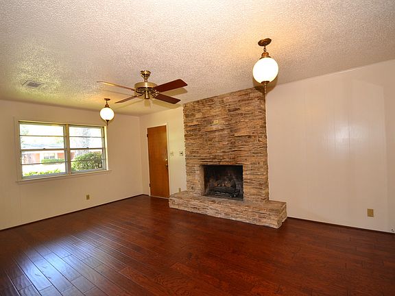 3rd image of 11609 N Oaks Dr