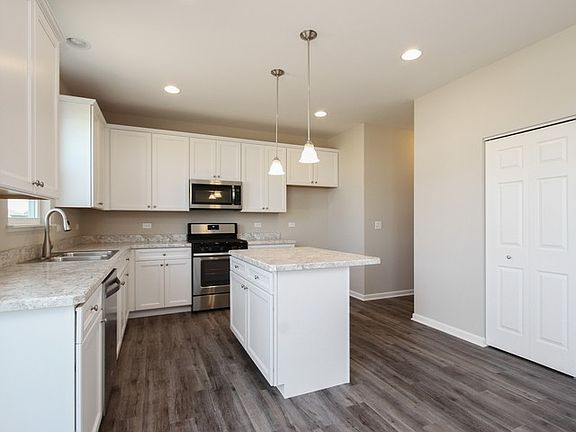 3rd image of 221 Fieldstone Dr