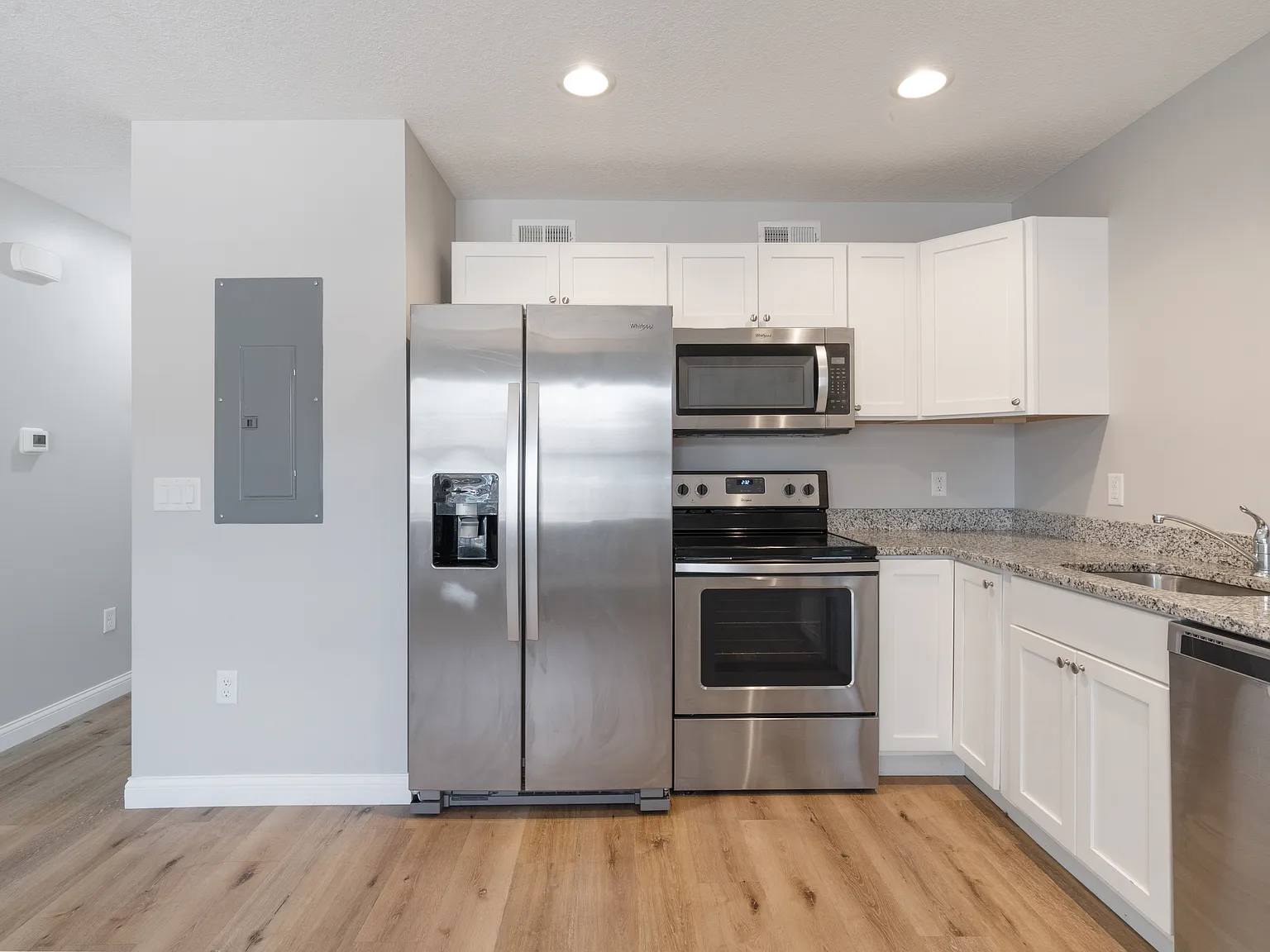 3 bed, 1.5 bath, 1200 sqft, $1,820 — Photo 4
