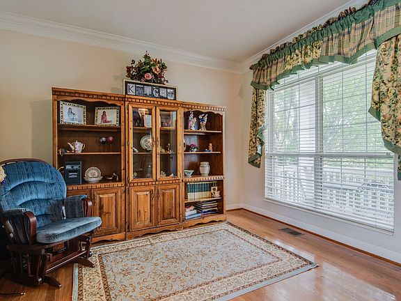 5th image of 204 Wisteria Dr