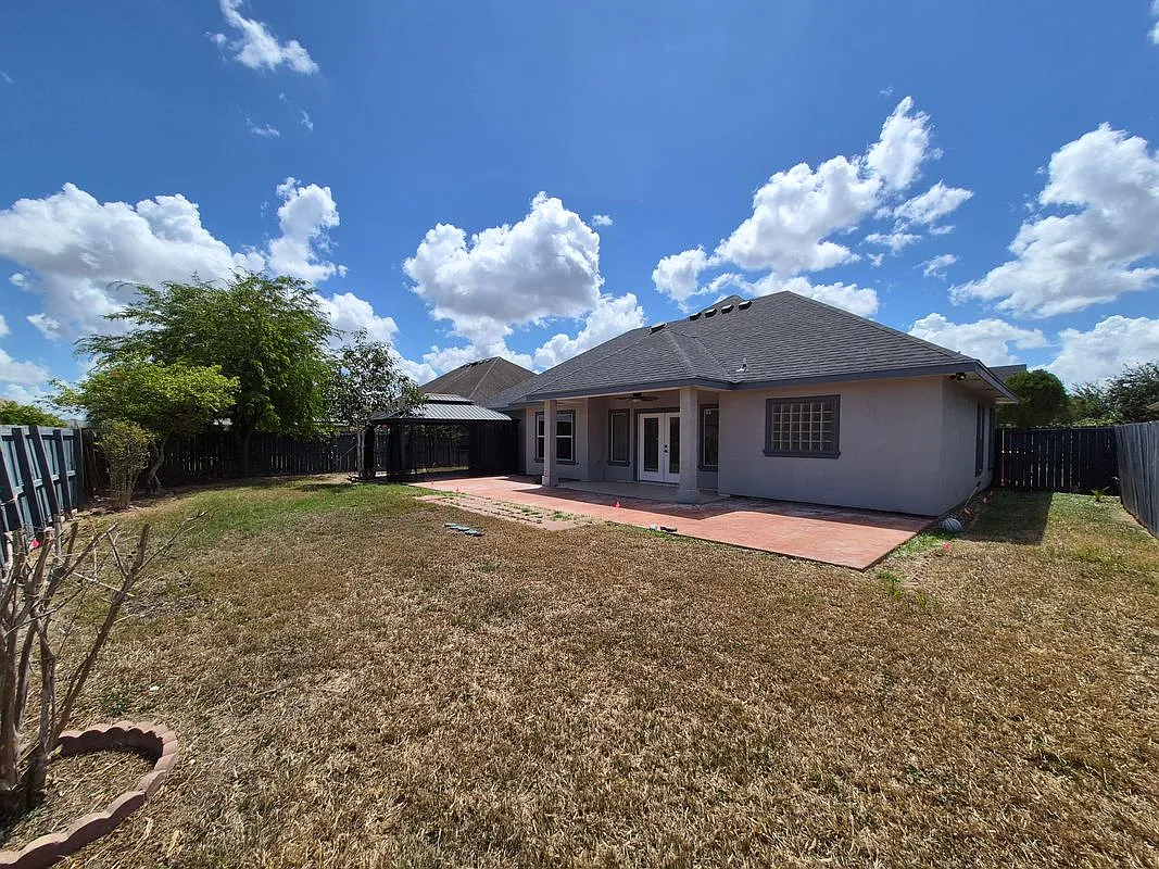 3 bed, 2.0 bath, 1802 sqft, $2,300 — Photo 2