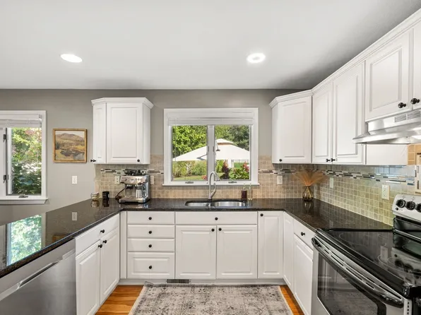 14 Saint Marys Rd #A, Burlington, MA 01803