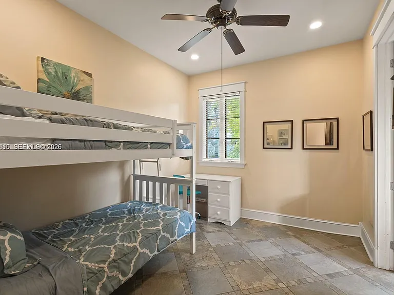 685 Harbor Ln — Photo 40