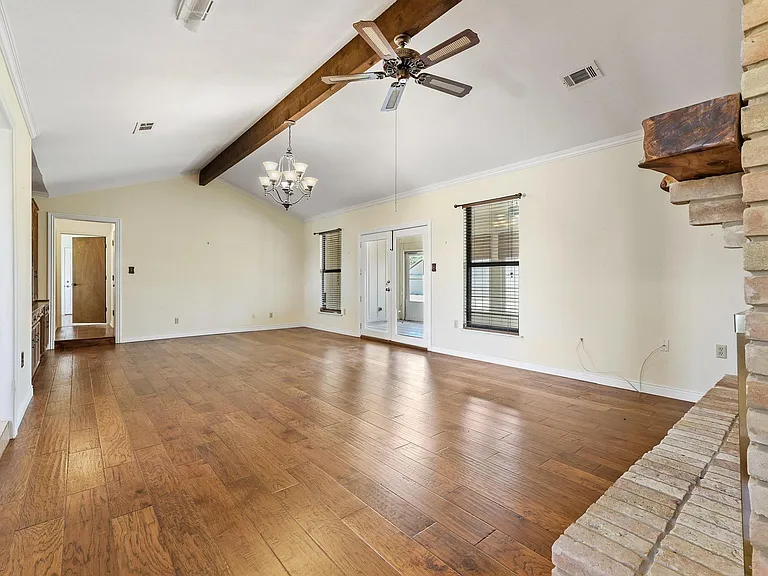 12869 FM 1385 — Photo 8
