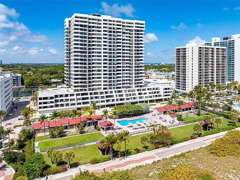 2555 Collins Ave #403 — Photo 40