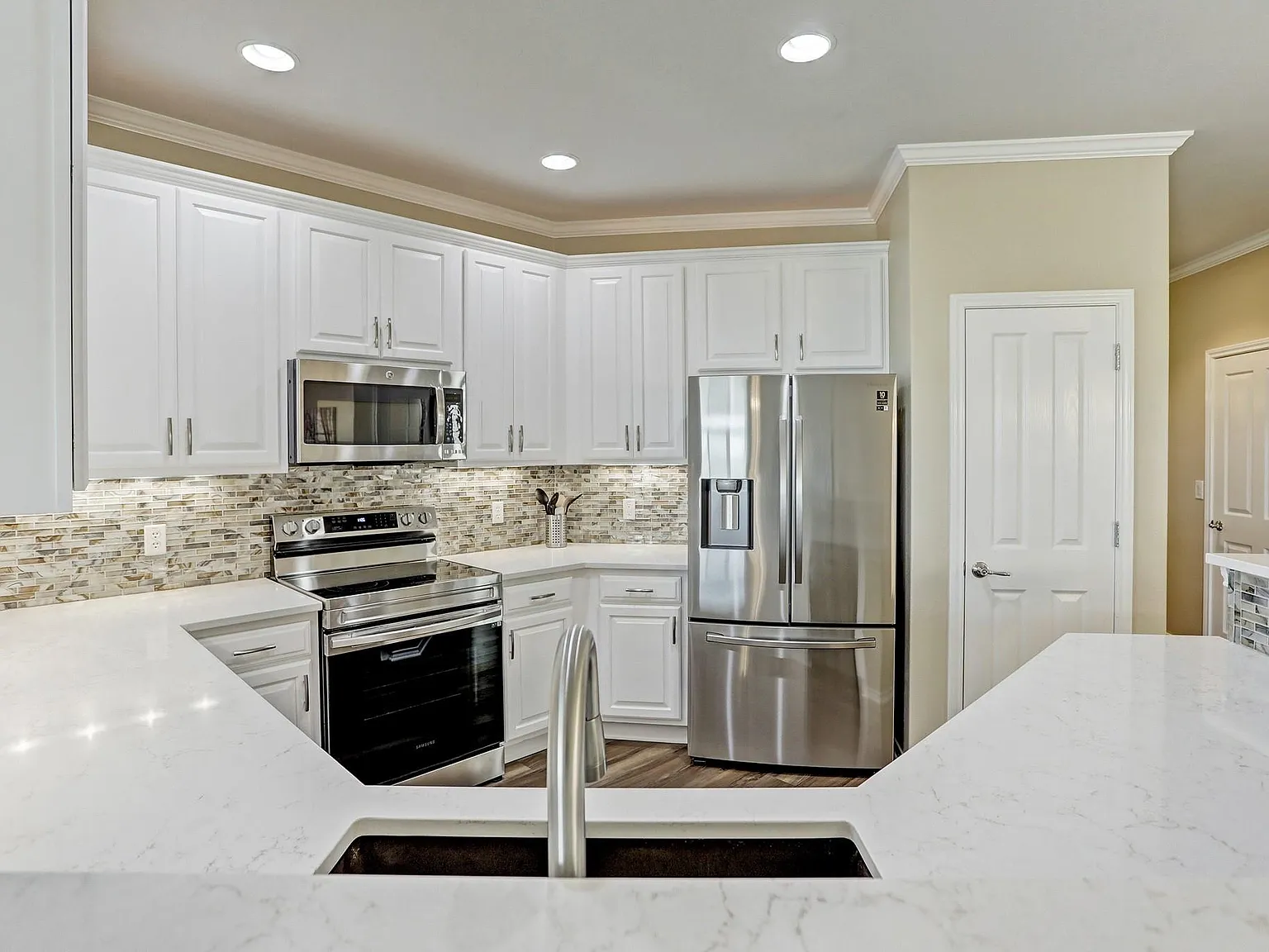 3 bed, 2.0 bath, 1755 sqft, $2,950 — Photo 4
