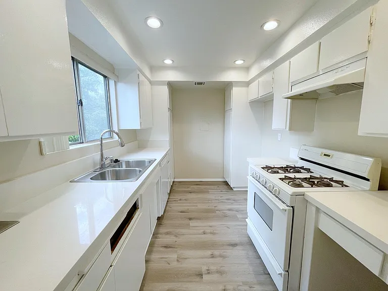 350 S Oakland Ave — Photo 4