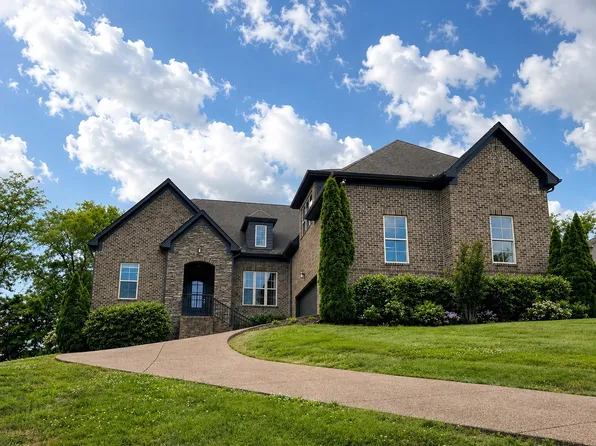1038 Island Brook Dr, Hendersonville, TN 37075