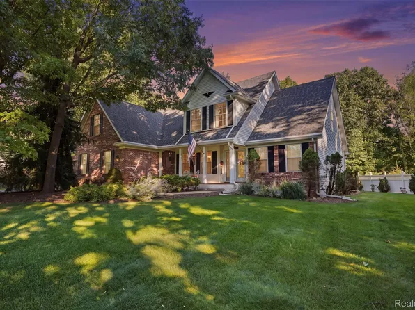 4909 Yax Pointe Dr, Howell, MI 48843