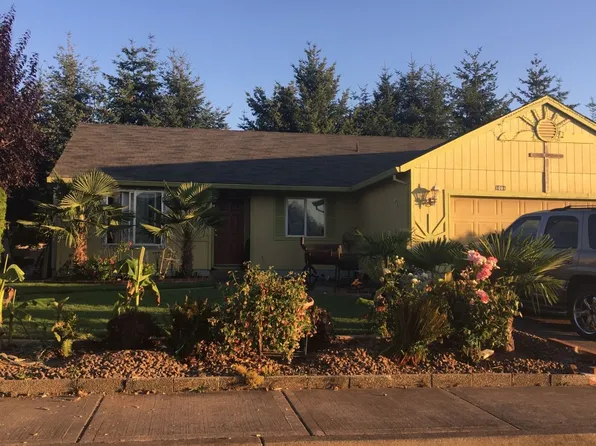 1091 Country Ln, Woodburn, OR 97071