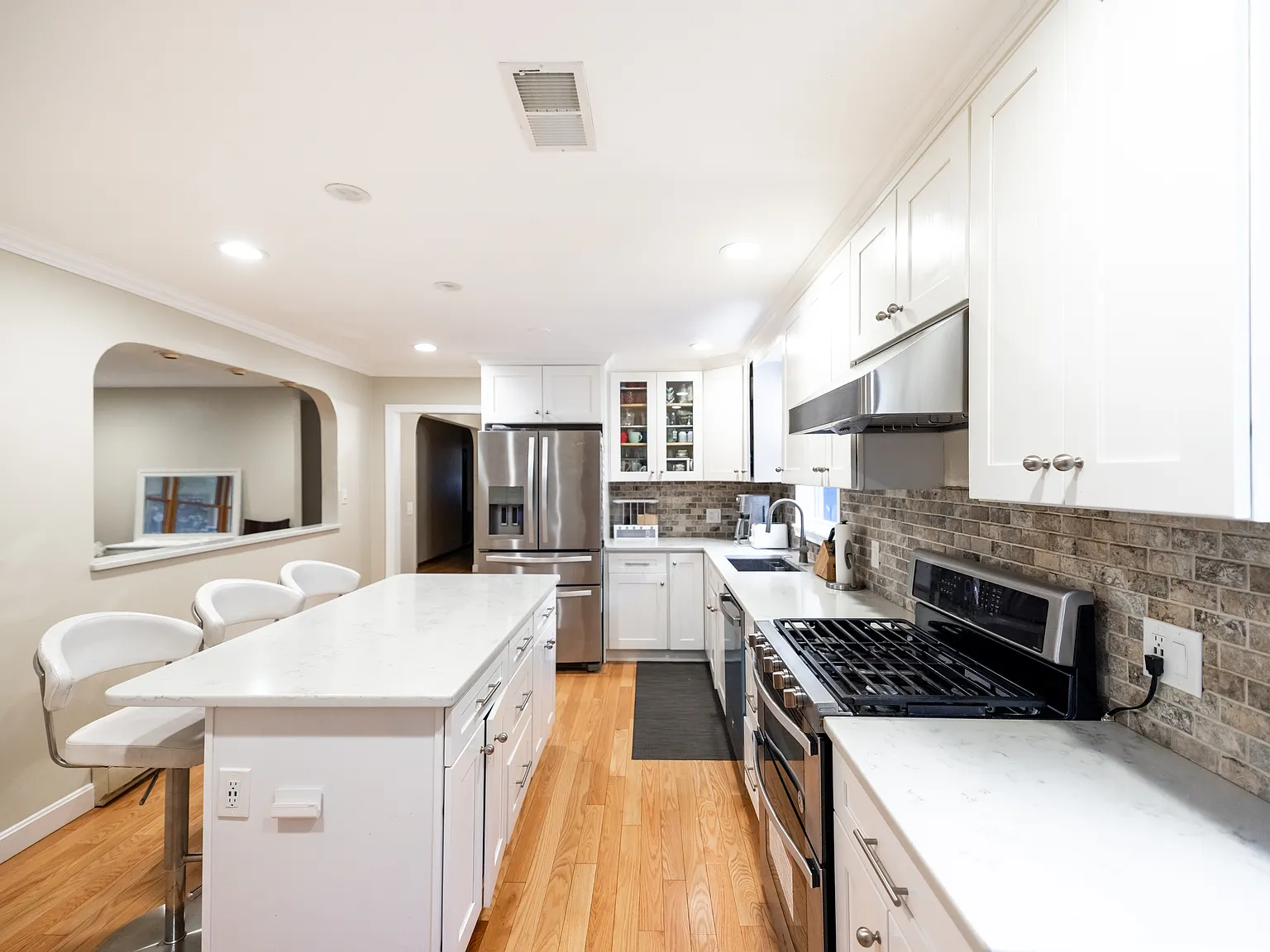 5 bed, 2550 sqft, $4,300 — Photo 3