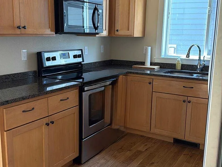 1115 SW Center St — Photo 2