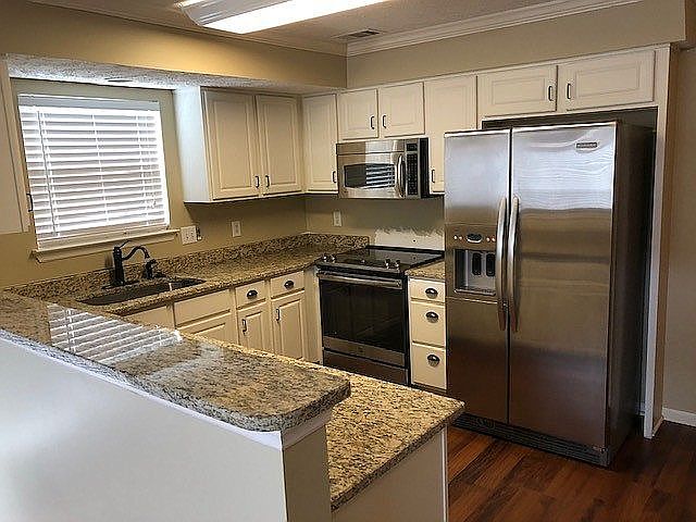 Kitchen w/granite & ss appl
