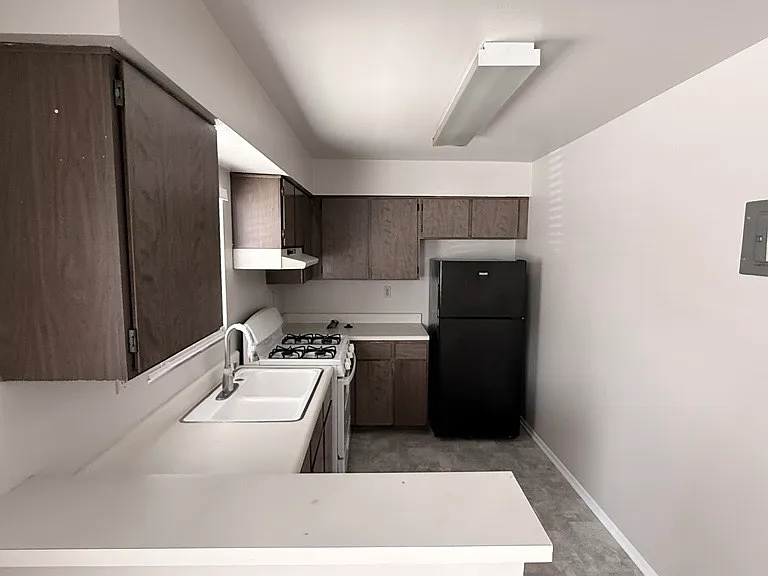270 W Elmwood Ave #G — Photo 2