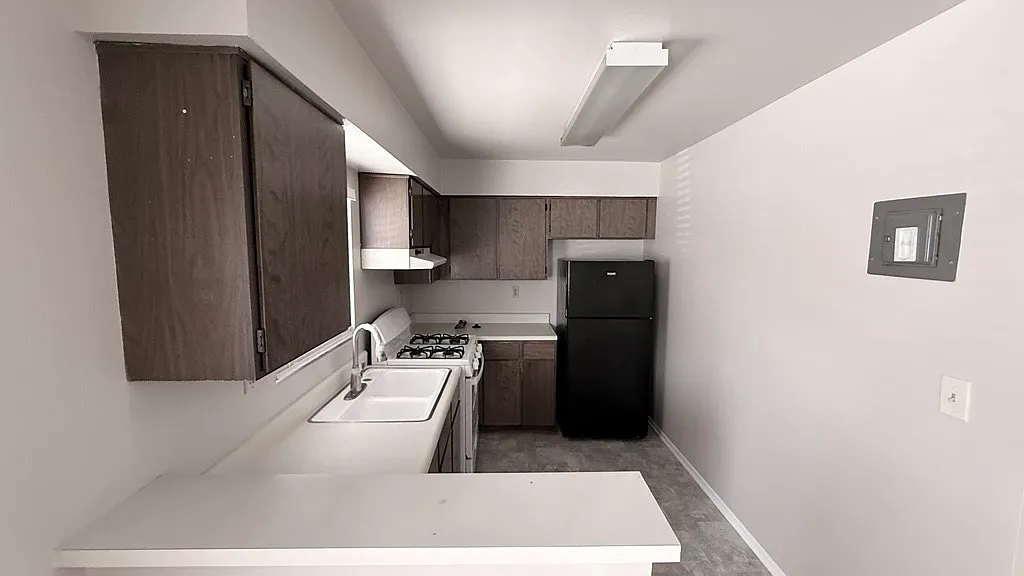 Building Photo - 270 W Elmwood Ave #G