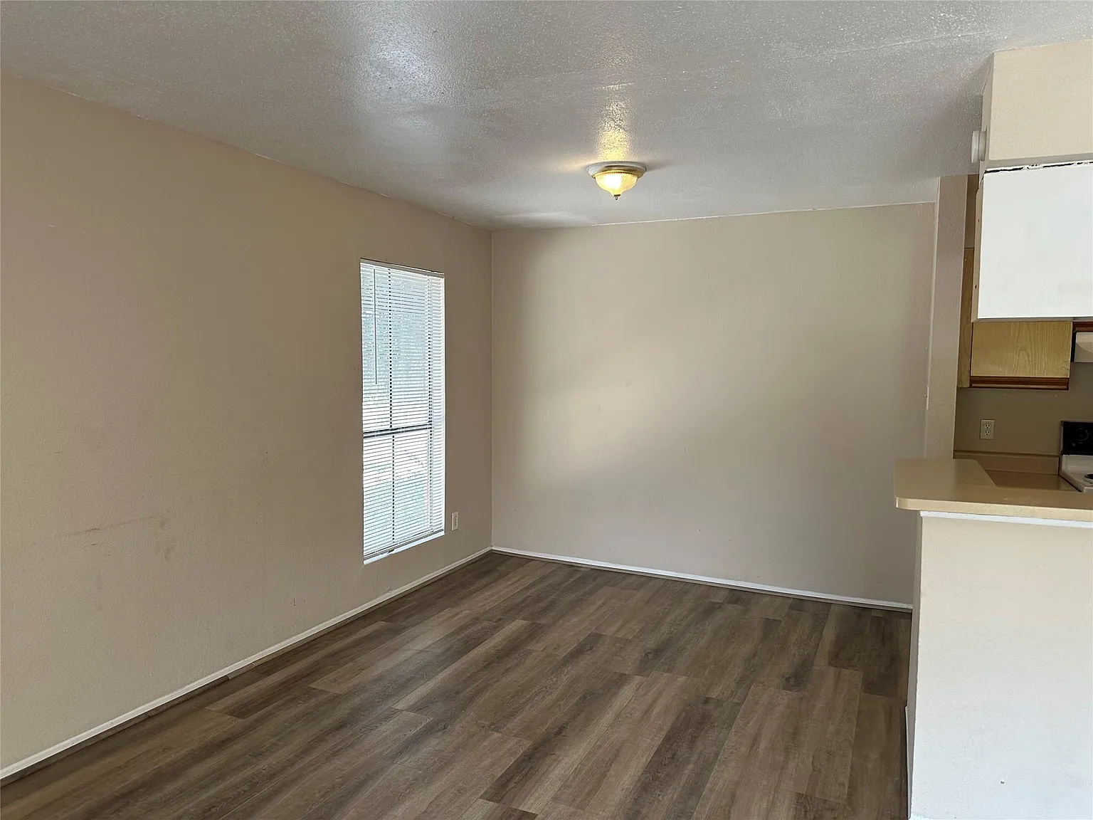 2 bed, 1.5 bath, 918 sqft, $950 — Photo 3
