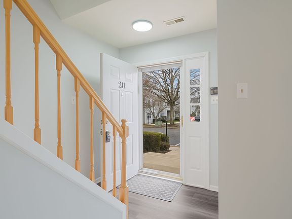 5th image of 211 Mews Dr