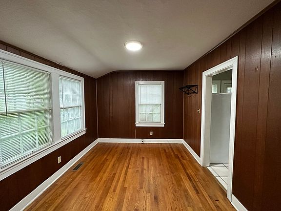 3rd image of 1115 Crestview Ave