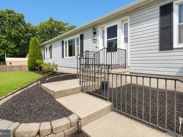 208 W Arctic Ave, Minotola, NJ 08341