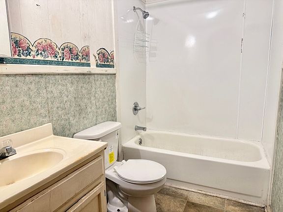 4th image of 466 Phillips St