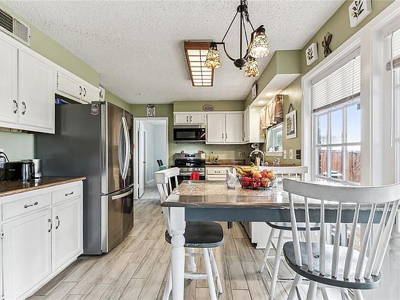5th image of 828 Fairfax Dr