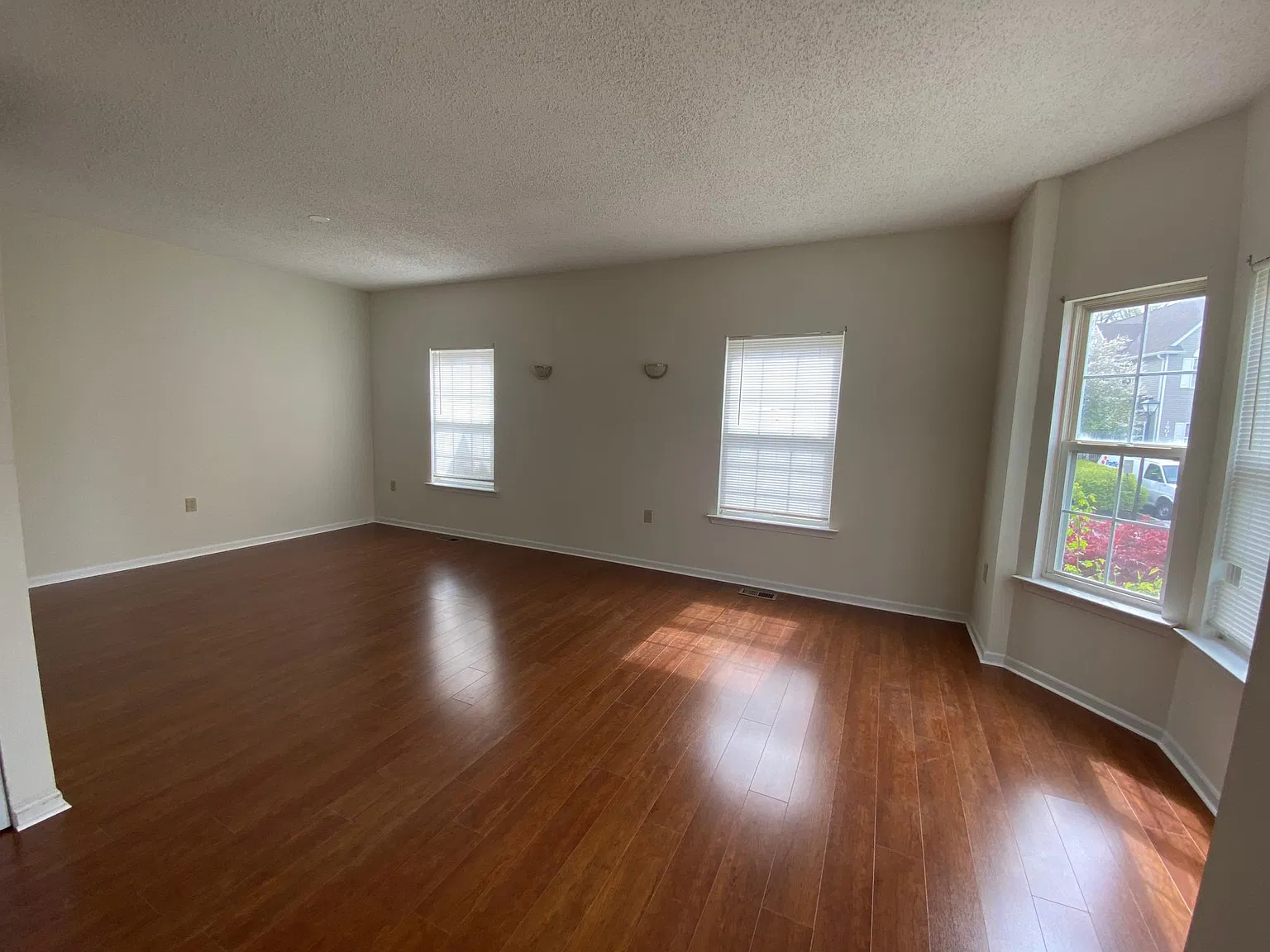 3 bed, 2.5 bath, 1718 sqft, $3,650 — Photo 3