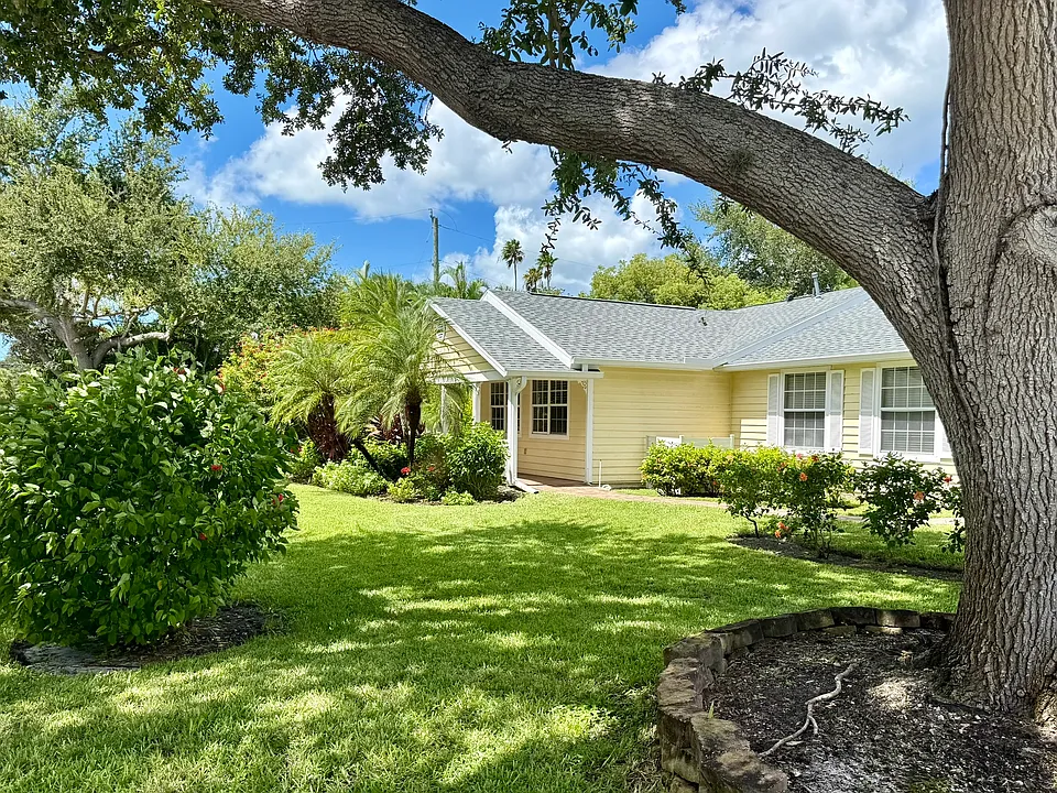 1689 Alta Vista St