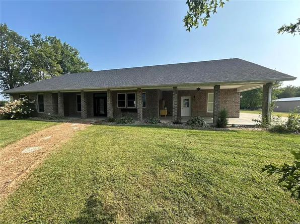 10990 Lake Rd, Highland, IL 62249