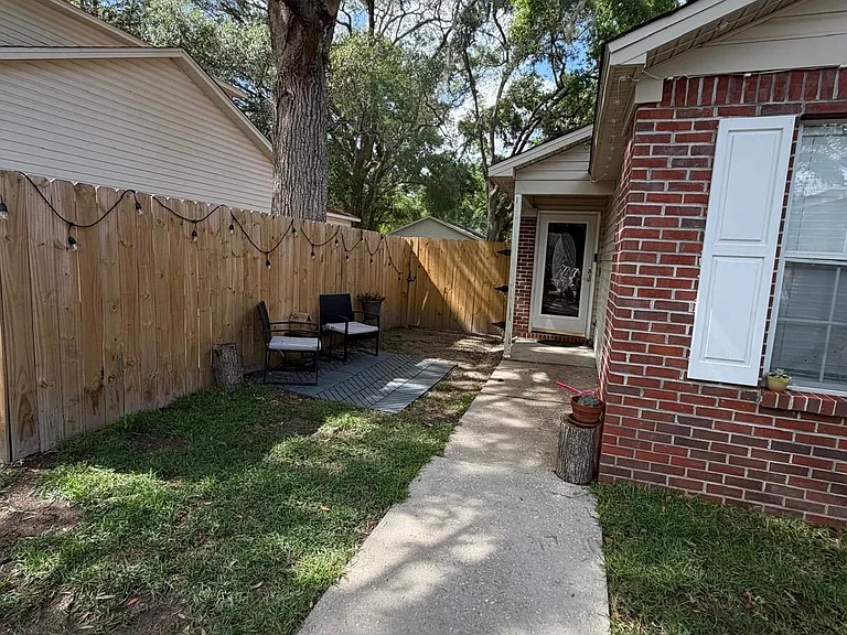 4540 Eltham Park — Photo 22