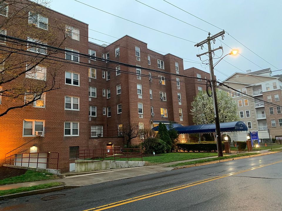 Front of building (39 Glenbrook Rd)
