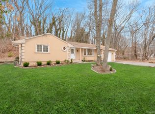 263 N Country Rd, Smithtown, NY 11787