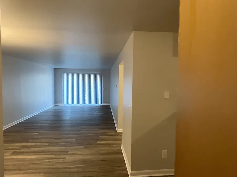 Lakeside Village Apartments — Photo 116
