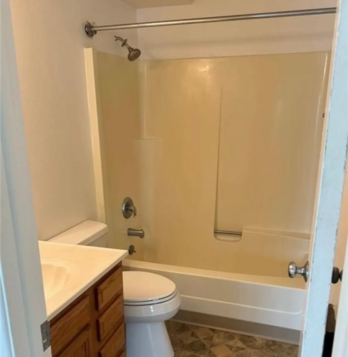 2 bed, 704 sqft, $1,100 — Photo 2