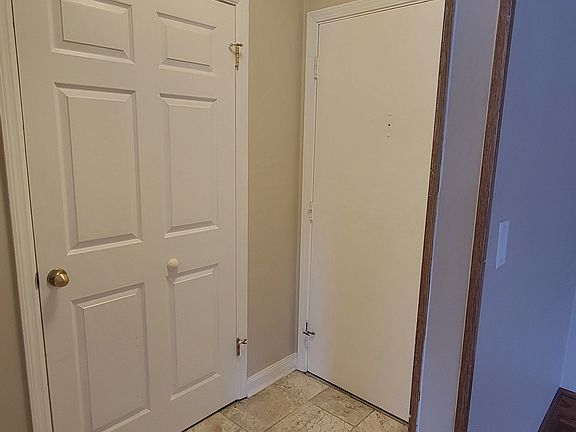 Entrance Foyer & Closet