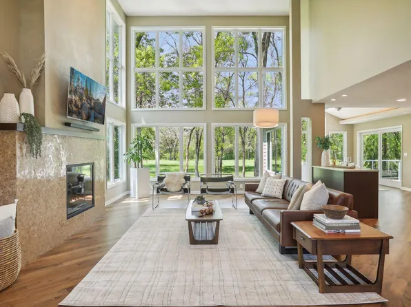 8913 Stratford Xing, Minneapolis, MN 55443