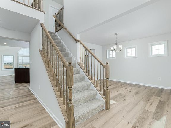 5th image of 803 Greenwich Ln