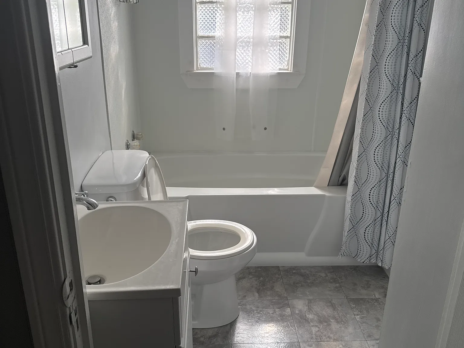 3 bed, 1000 sqft, $1,300 — Photo 4