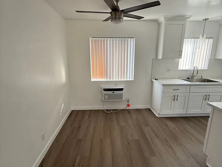 Canoga Variel Apartments- Canoga Park, CA — Photo 23