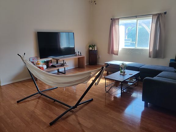4th image of 420 Sawtooth St SE