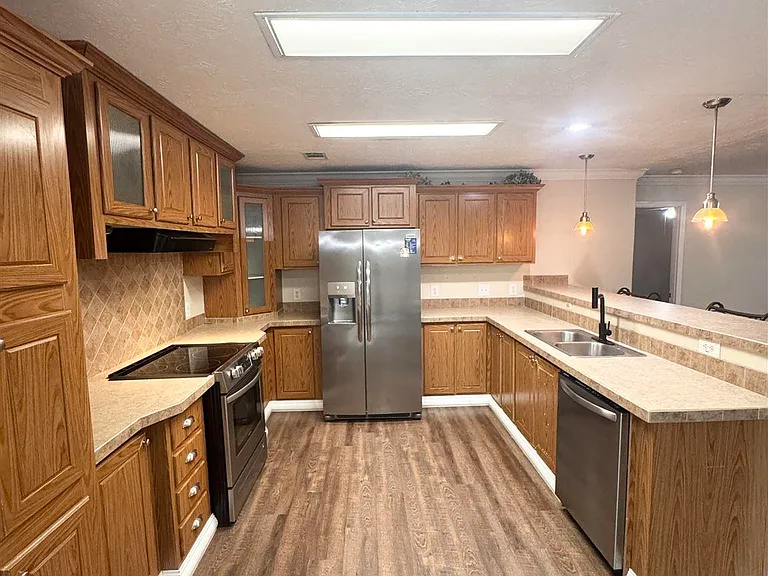 1002 Mills Ave — Photo 8