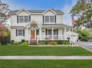 76 Alice Rd, West Islip, NY 11795
