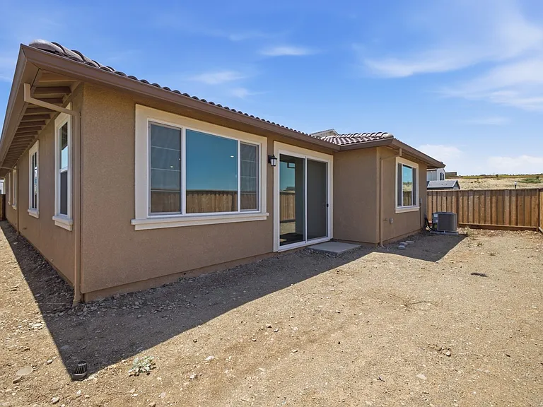 2681 Dashwood St — Photo 38