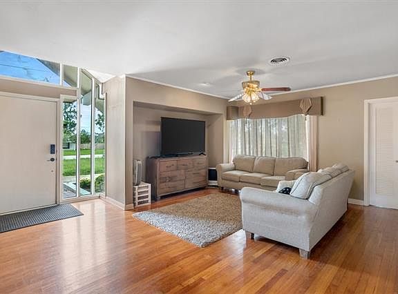 2nd image of 4009 Lake St