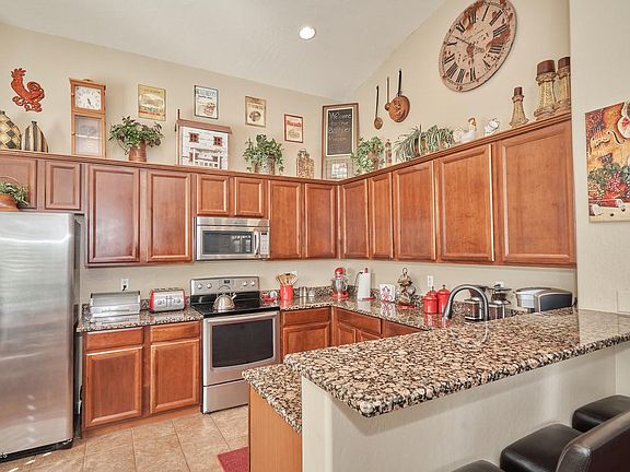 3rd image of 697 W Jersey Way