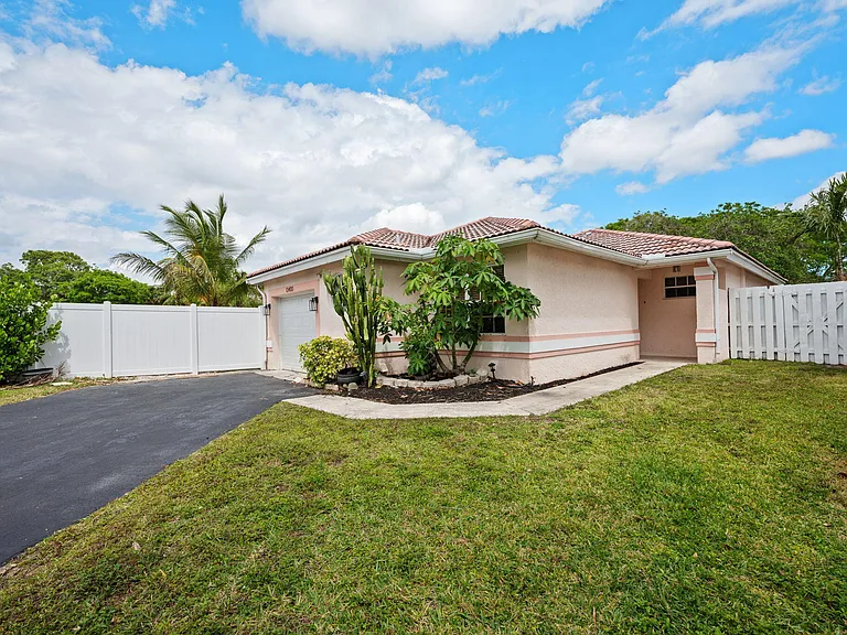 13400 NW 5th Ct — Photo 4