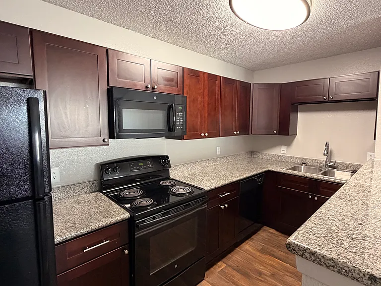 Broadwater Apartments — Photo 15