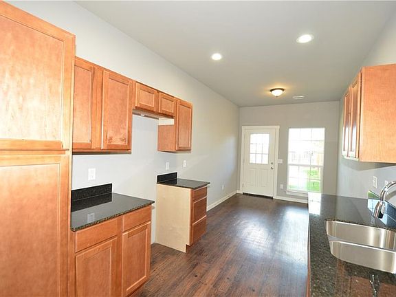 4th image of 860 Oakwood Ct