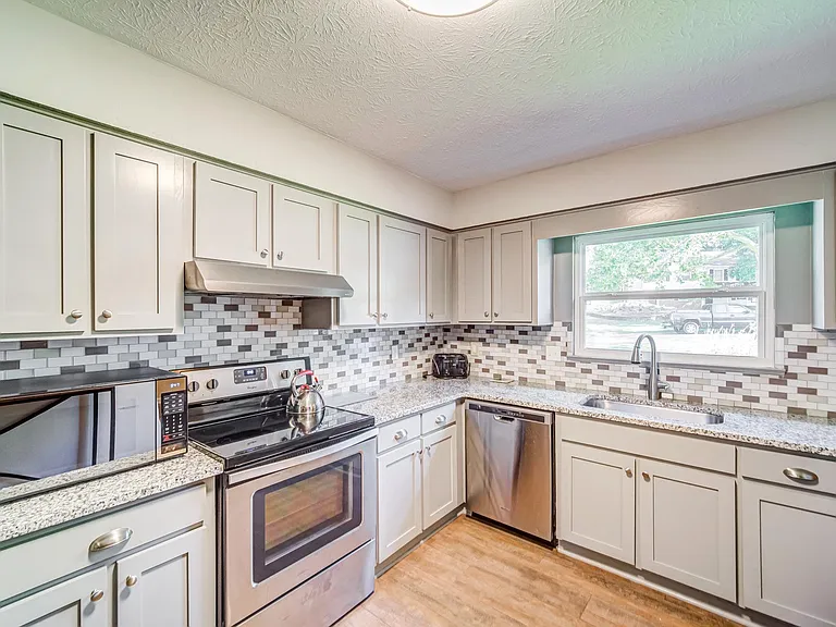 5126 Village Green Way — Photo 7